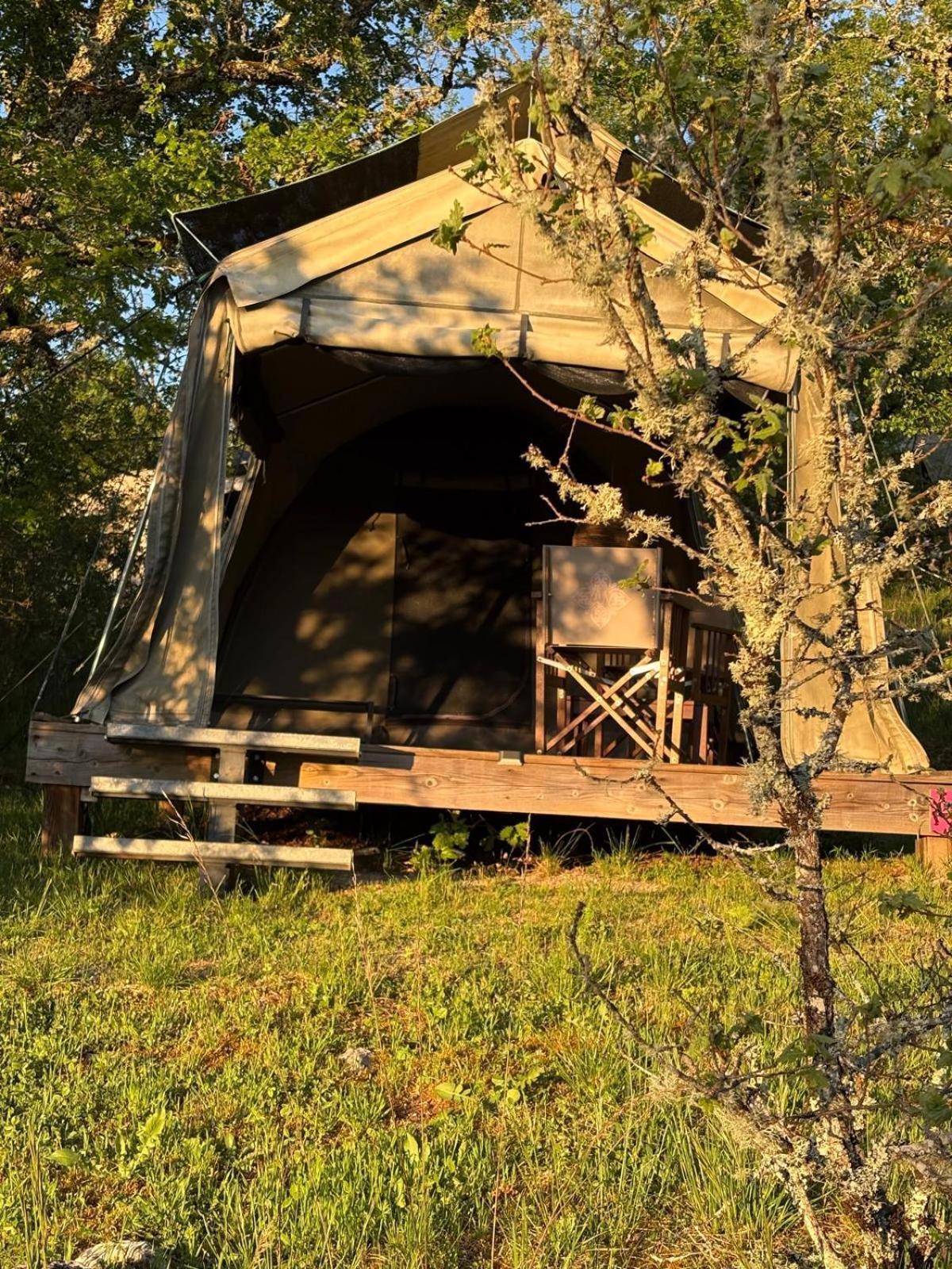 Aux Lodges Du Mas De Nadal Sauliac-sur-Célé Екстериор снимка